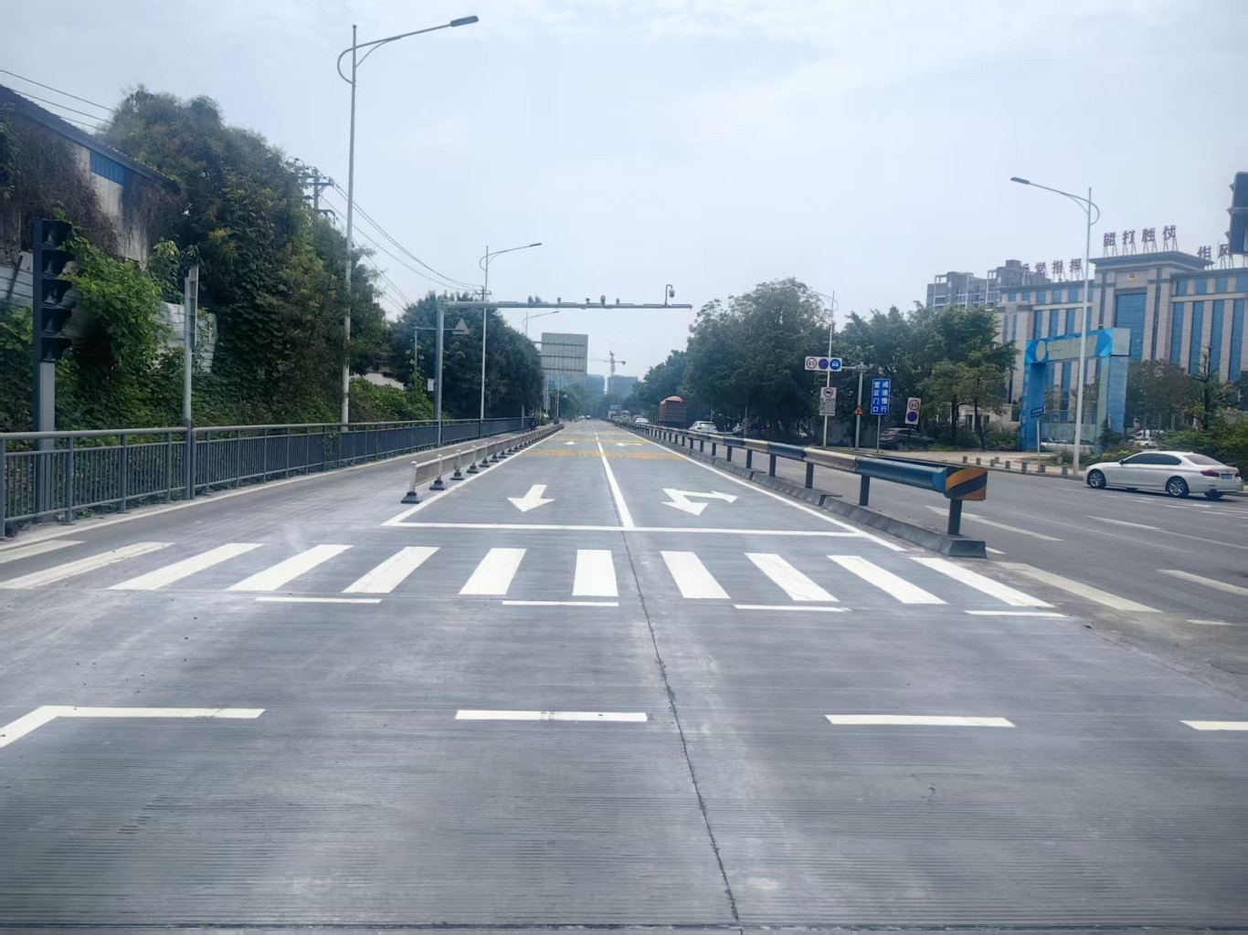 黑色水泥混凝土：城市路口的 “硬核”新选择