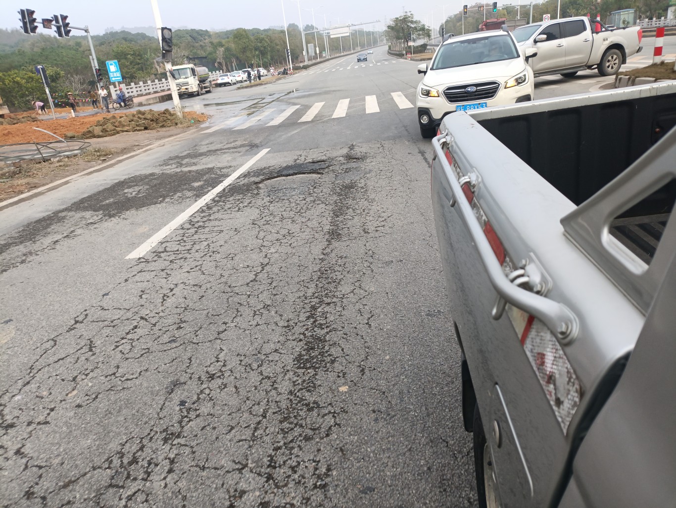 黑色水泥混凝土：城市路口的 “硬核”新选择